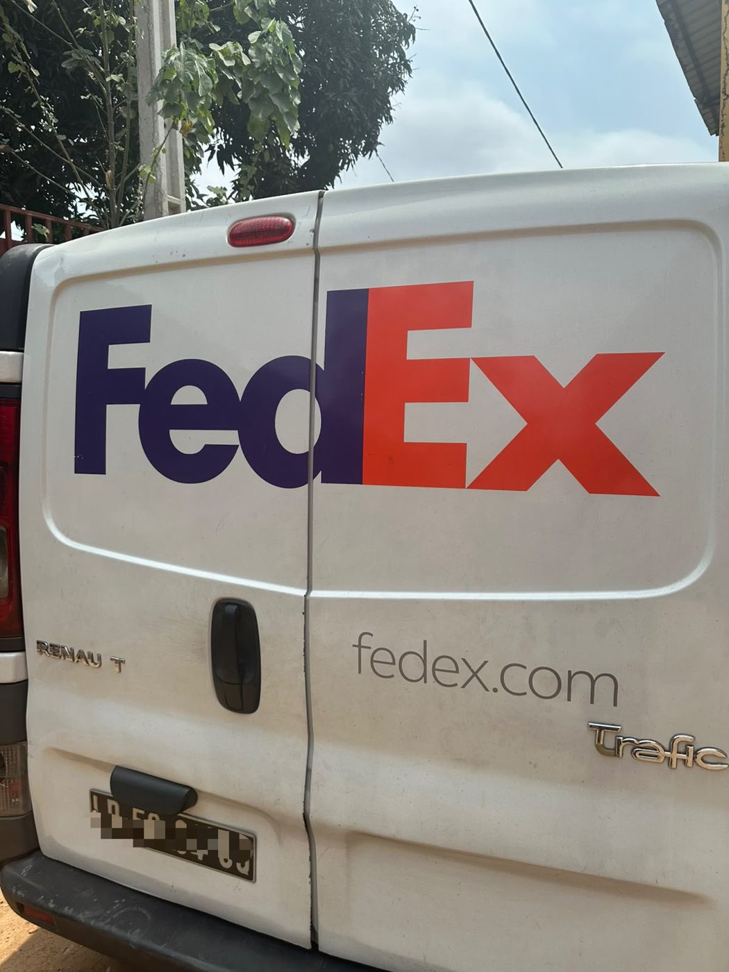 Carrinha da FedEx durante a entrega