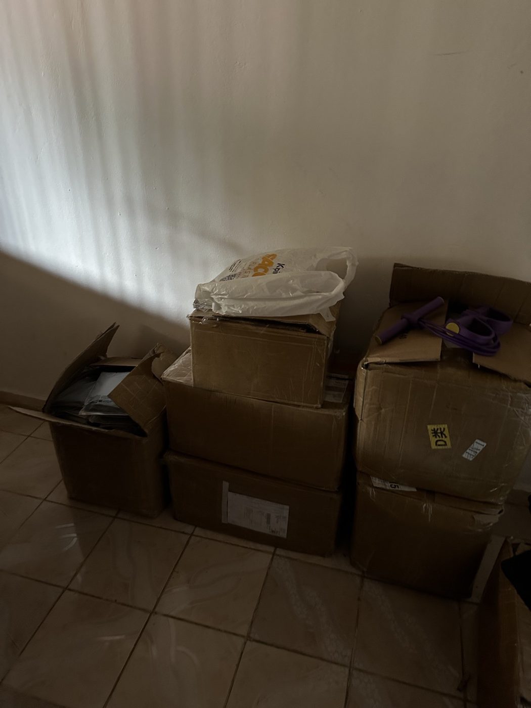 Caixas abertas e mercadoria recebida